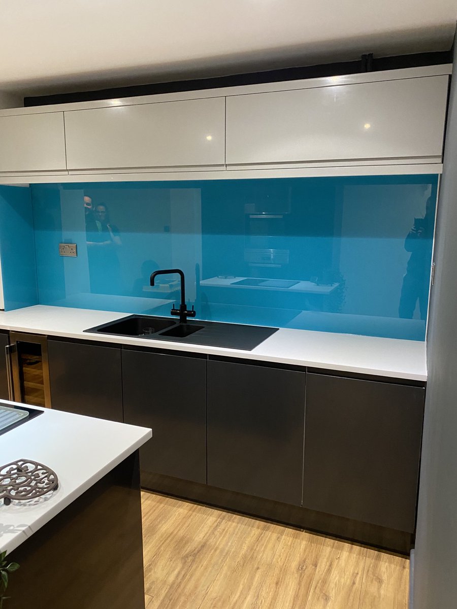 Bespoke Glass Splash tweet media
