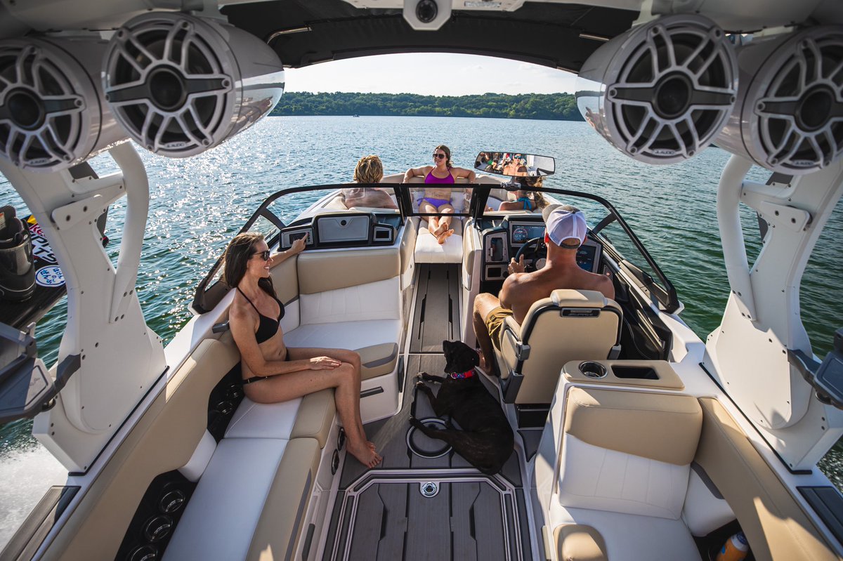 The 2021 Supra SE - the perfect mix of form and function. Experience more at supraboats.com/models/se #supraboats #suprastoked