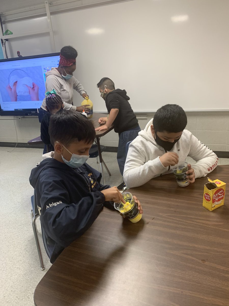 IlesiaC's tweet photo. What a great slimy day at Gray Elementary @AnaPValenzuela @SADubberke @LAshley2016 @roopasan @39_JMB #aldineanywhere@slgilmore https://t.co/ppgxY6ZF7j