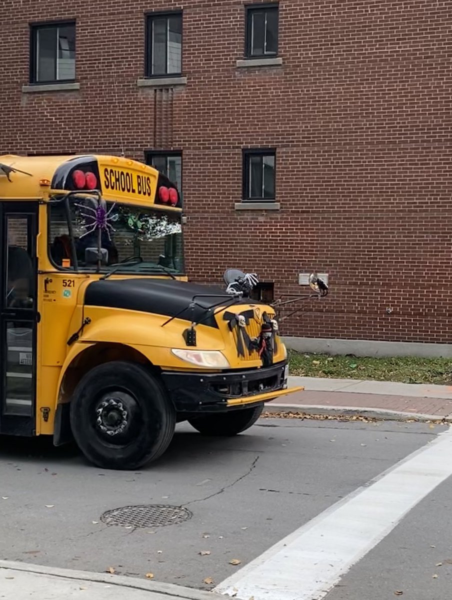 Three “spooktacular” cheers for this bus driver who is going over and above to make sure kids in Ottawa have fun this Halloween!👻🎃👻