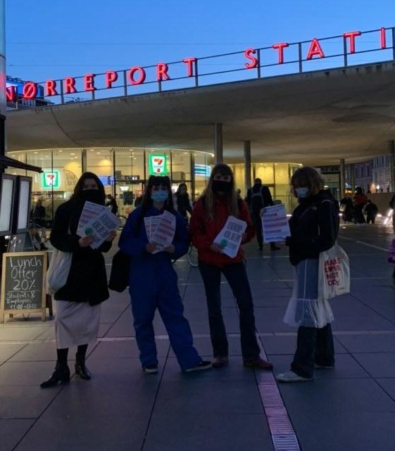 Nomislotorub's tweet photo. Nej tak til Nordsøolie!
I dag delte vi i Fridays for Future flyers ud. Det gjorde vi, da vi nærmer os enden af forhandlingerne på 8. udbudsrunde, og vi kræver at klimaminister @DanJoergensen
tager ansvar og dropper olien! #dropoliendan https://t.co/cPLF2mjWye