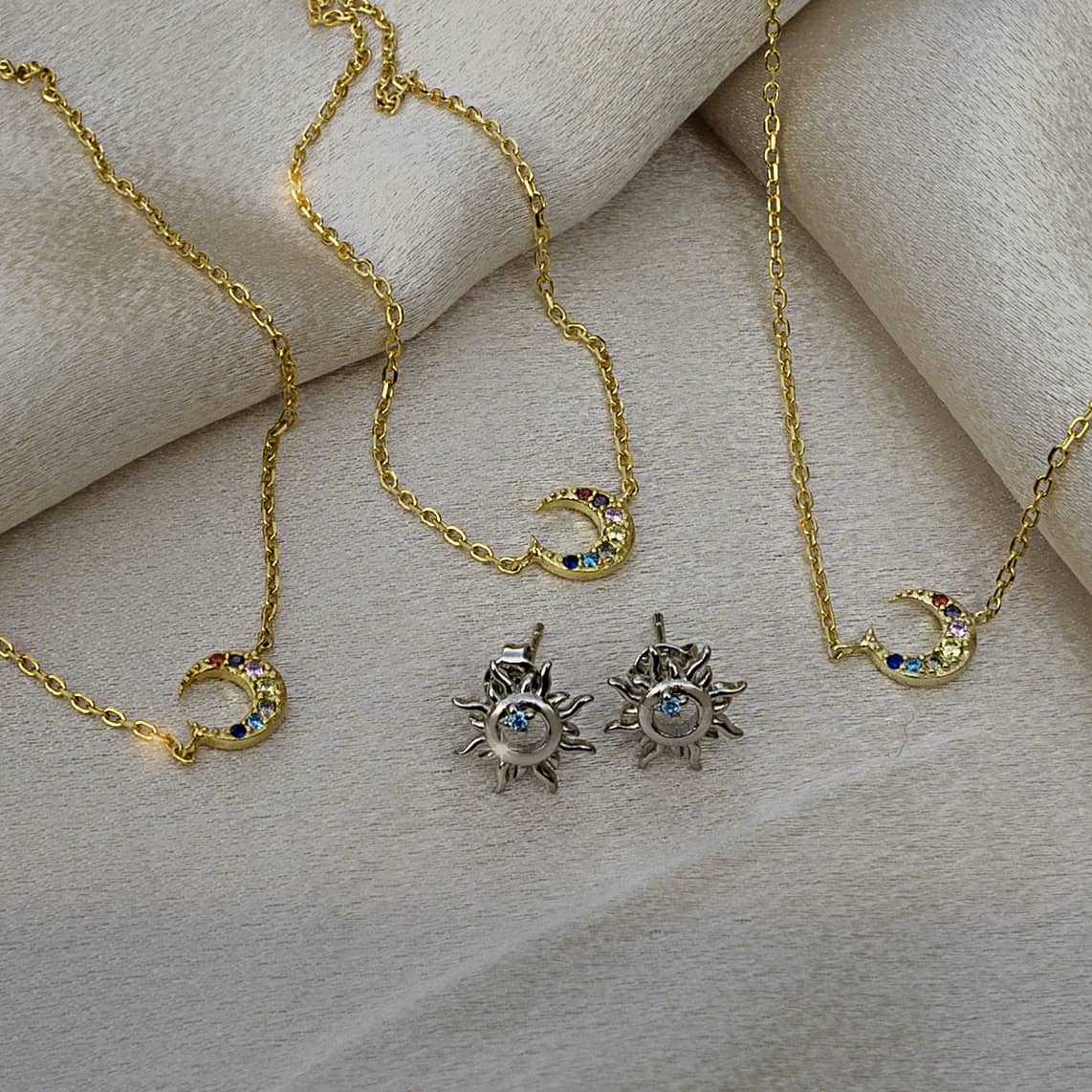 EmmysLook's tweet photo. ☀️🌙 Live by the sun, love by the moon...

⚡⚡⚡Have you entered our GIVEAWAY? FOLLOW us to enter! To earn bonus entries, check visit https://t.co/a4QxEIGBTT. 
 
#humpday #jewelry #fashionablelife  #moonlight #moon #sun #silverjewelry #goldjewelry #jewelryaddict #giveaway #free https://t.co/HVXzK2PhCZ