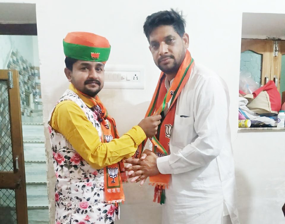 RajpurohitMla's tweet photo. उत्तर नगर निगम जोधपुर चुनाव 2020
#जोधपुर_विधानसभा वार्ड नंबर 78 के भाजपा प्रत्याशी मेरे प्रिय मित्र भ्राता श्री लक्ष्मण भाटी जी के निज निवास पर मिलकर शिष्टाचार भेंट की और दुपट्टा पहनाकर बधाई एवं जीत की अग्रिम शुभकामनाएं दी। #लक्ष्मणभाटी
@KapilMishra_IND @Lawyer_Kalpana @ippatel https://t.co/jl0poP5ieo