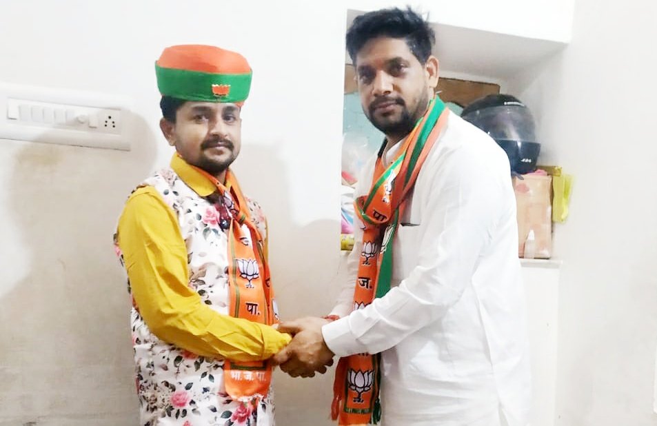 RajpurohitMla's tweet photo. उत्तर नगर निगम जोधपुर चुनाव 2020
#जोधपुर_विधानसभा वार्ड नंबर 78 के भाजपा प्रत्याशी मेरे प्रिय मित्र भ्राता श्री लक्ष्मण भाटी जी के निज निवास पर मिलकर शिष्टाचार भेंट की और दुपट्टा पहनाकर बधाई एवं जीत की अग्रिम शुभकामनाएं दी। #लक्ष्मणभाटी
@KapilMishra_IND @Lawyer_Kalpana @ippatel https://t.co/jl0poP5ieo