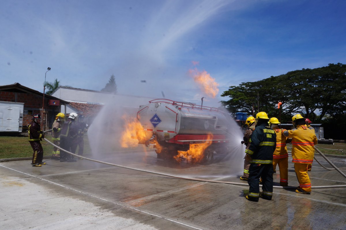 cbvlaunionv's tweet photo. Fin de semana se realizó curso de Manejo de Incendios en lineas de Gas con participacion de Bomberos de Caldas y valle del Cauca patrocinado por TGI. https://t.co/STt58tnQ0x