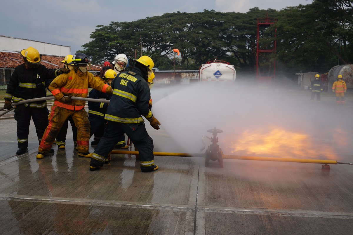 cbvlaunionv's tweet photo. Fin de semana se realizó curso de Manejo de Incendios en lineas de Gas con participacion de Bomberos de Caldas y valle del Cauca patrocinado por TGI. https://t.co/STt58tnQ0x