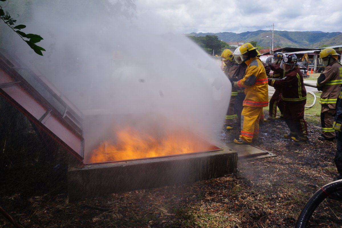 cbvlaunionv's tweet photo. Fin de semana se realizó curso de Manejo de Incendios en lineas de Gas con participacion de Bomberos de Caldas y valle del Cauca patrocinado por TGI. https://t.co/STt58tnQ0x
