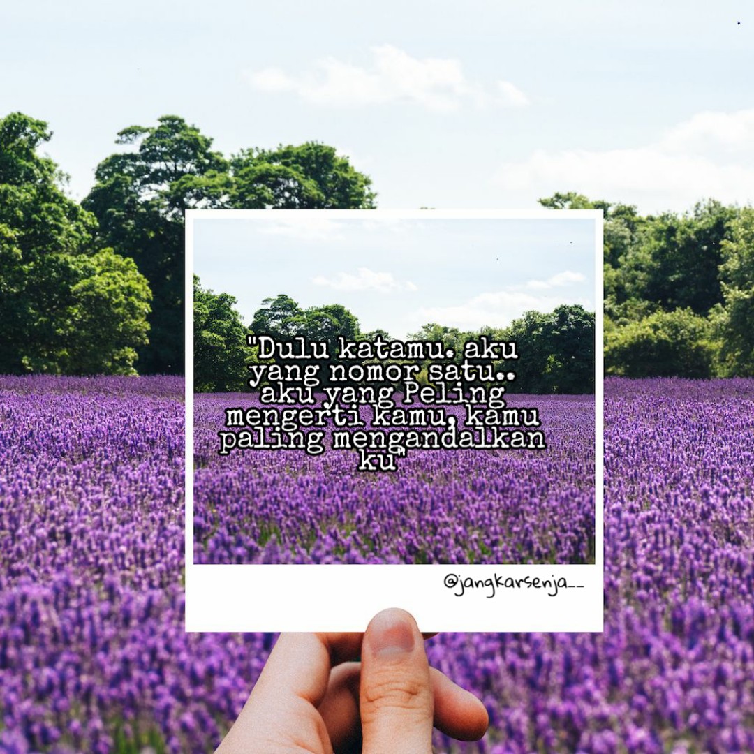 TriyaChan's tweet image. "Bagiku kau hanya sekedar bernostalgia. Tentu saja sekarang aku hanya sepenggal kisah di masa lalu. Aku hanya mengingatkan jika kau lupa"