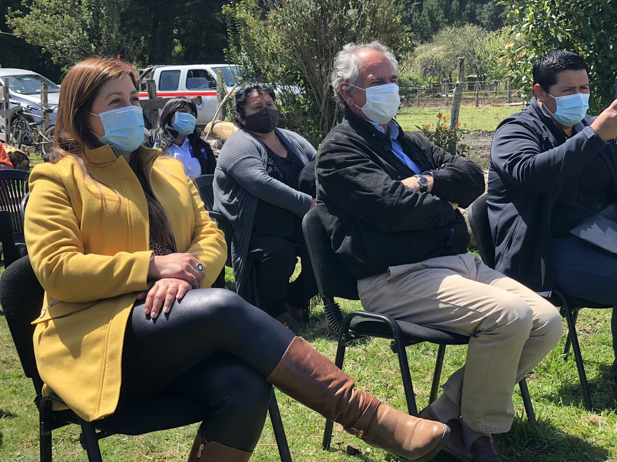 FosisAraucania's tweet photo. Nos trasladamos al sector de Cayulfe junto a la directora @KatherinneMigu1, el alcalde de Toltén Guillermo Martínez y los CORE @edo_nandez y Ricardo Herrera, en la ceremonia de inicio del programa Yo Emprendo Grupal FNDR, de la comunidad Tomás Ñancuan Epu, de Toltén 💪💪 https://t.co/MzXp5X8zlM