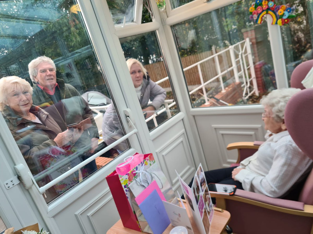 ClarendonCG's tweet photo. 💞🎂Happy 86th Birthday Jean🎂💞
Staff and residents at Chandos Lodge would like to wish you a very big Happy Birthday whilst they share today with you.
It looks like you've had a lovely day with presents and cards... Even a visit💞 https://t.co/rmFa0ZEOWW