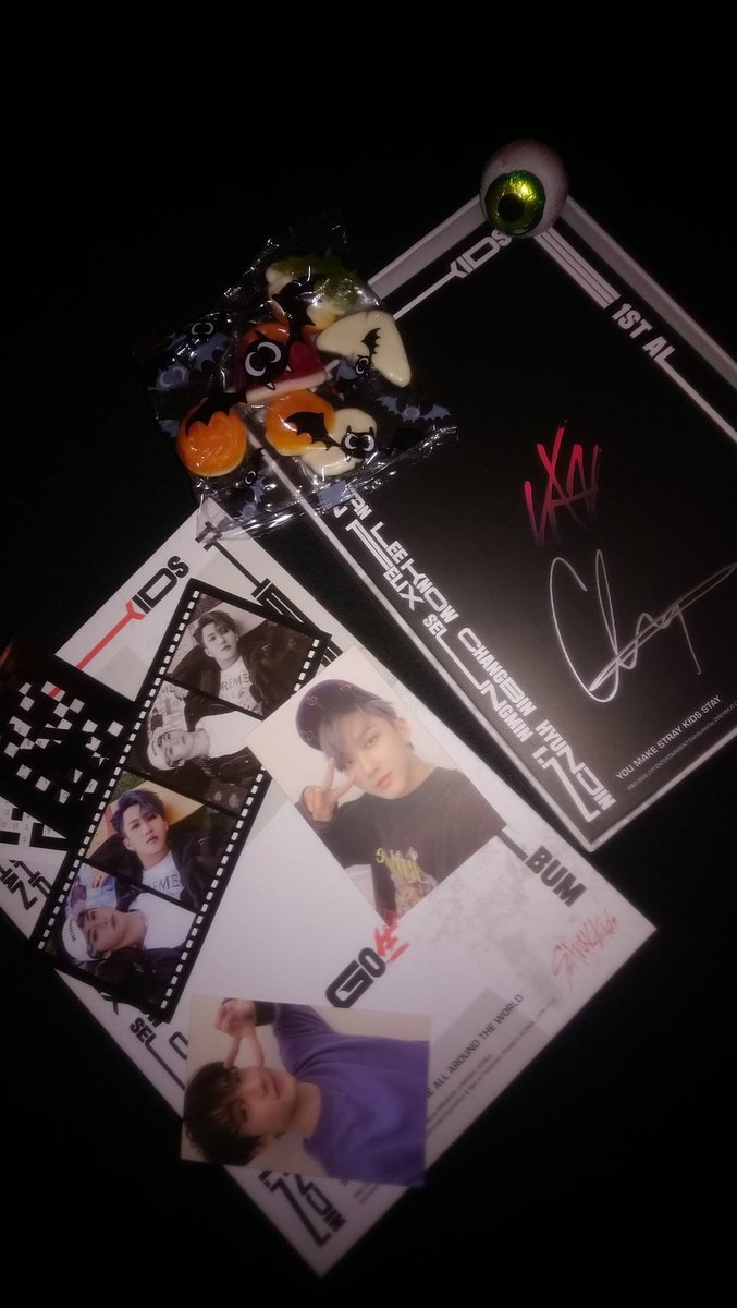 ShinJiru7's tweet photo. Thank you @moonlightgos! My signed stray kids Album arrived and it's so awesome 😍 got both of my Bias photocards and bangchan sign 😍😍 very happy!
+Thank you for the sweets 💕  #moonlight_reviews https://t.co/AgqEimVad3