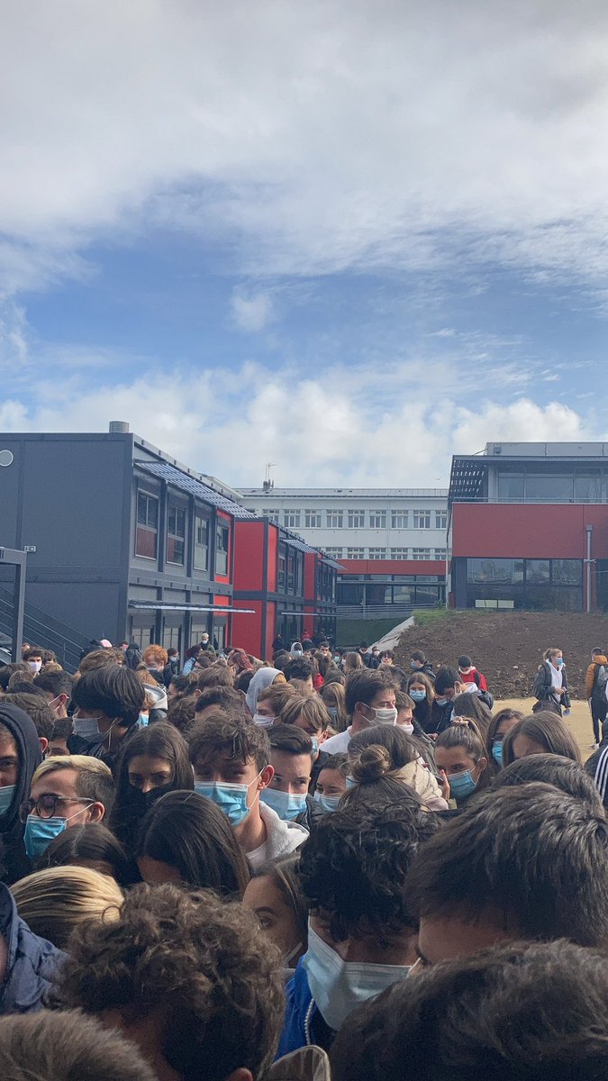 salaun_louna's tweet photo. - Macron : mon but c’est de protéger les jeunes 

Le lycée lundi 12h : https://t.co/FJKKrrUu9d