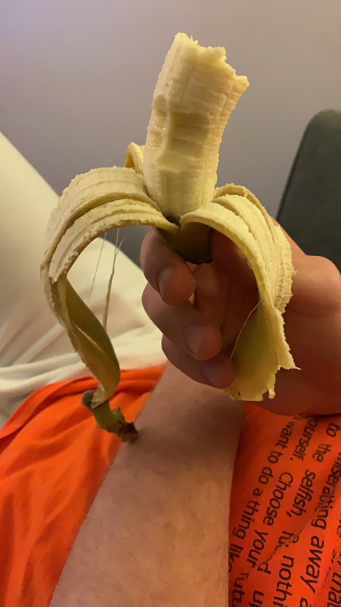PoppyCrosbbb's tweet photo. boys who eat bananas like this #ick https://t.co/70zXiNkltd