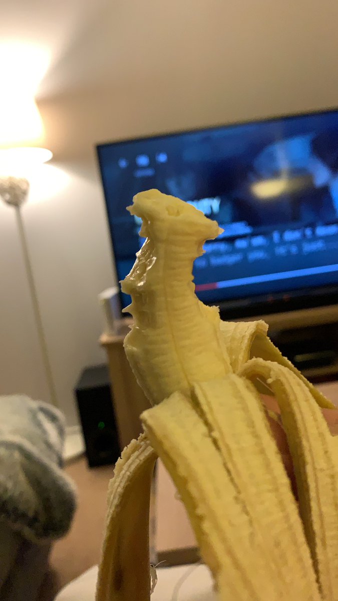 PoppyCrosbbb's tweet photo. boys who eat bananas like this #ick https://t.co/70zXiNkltd