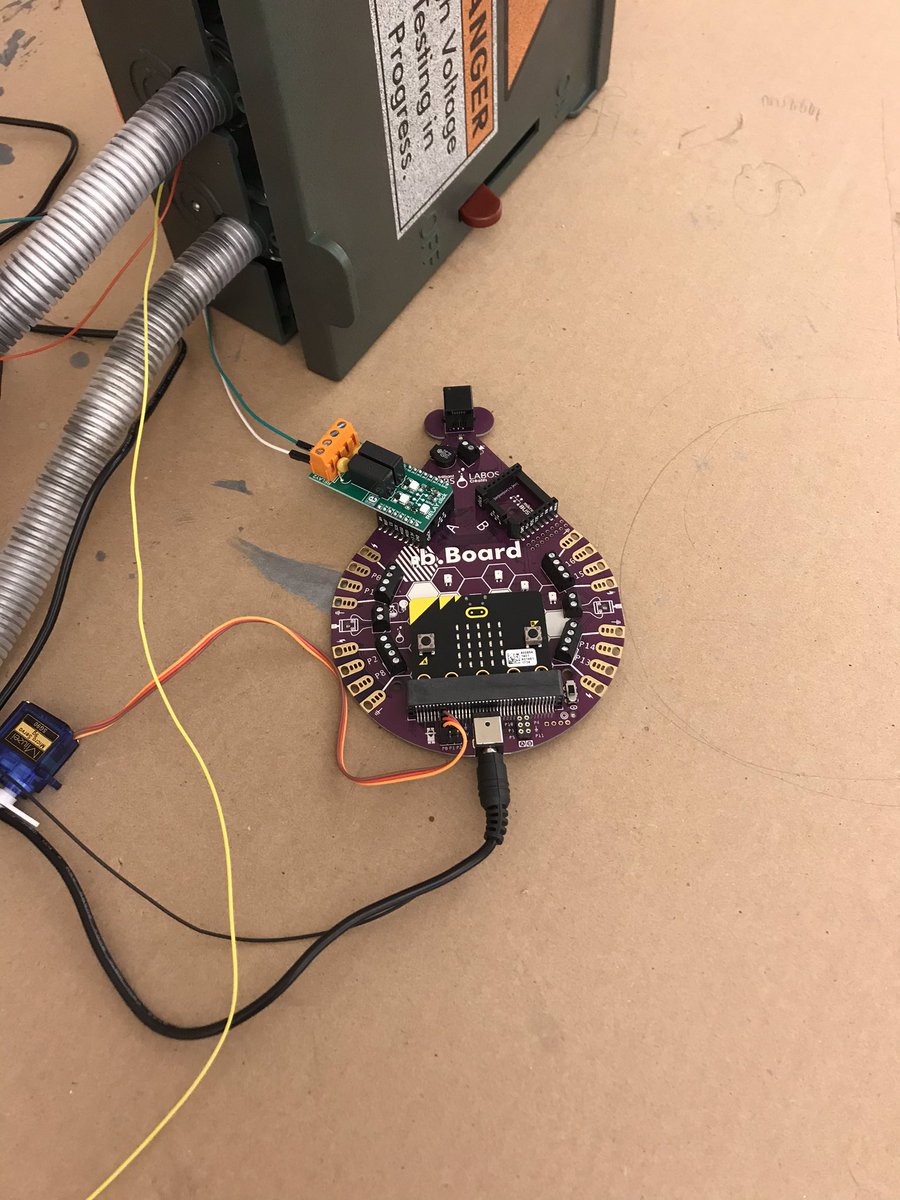 Lingley7_BCMS's tweet photo. Itโs amazing to see the passion that a door challenge can trigger in students! @jmrlingley @BCMSEagles https://t.co/4xoyNoiGYT