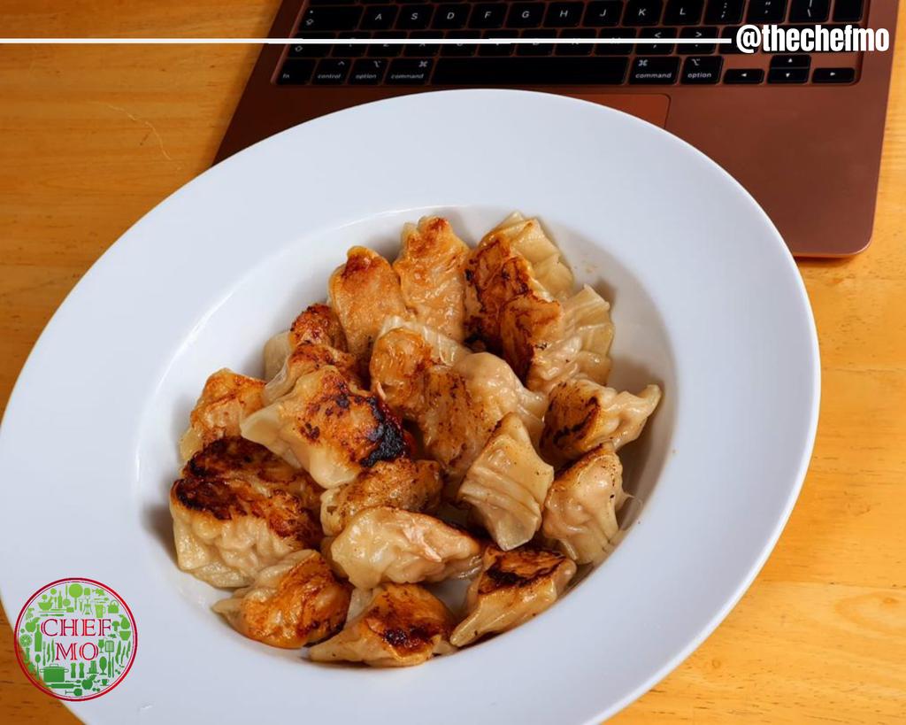 ChefMoOfficial's tweet photo. Need to work as usual and want to munch on something...🥴🥴🥴

My Japanese gyoza meat is the perfect match.😋😋😋

Fried Rice #FoodBandsAndSingers Amala Chicken Wings #NationalChocolateDay Soya Wings https://t.co/0QlqYWuhIk
