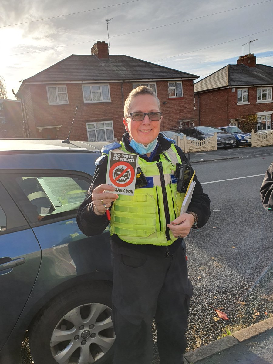 OldburyWMP's tweet photo. Oldbury PCSO's offering crime prevention advice and handing out cards to deter unwanted visitors #mischiefweek https://t.co/z5icQLZzu9