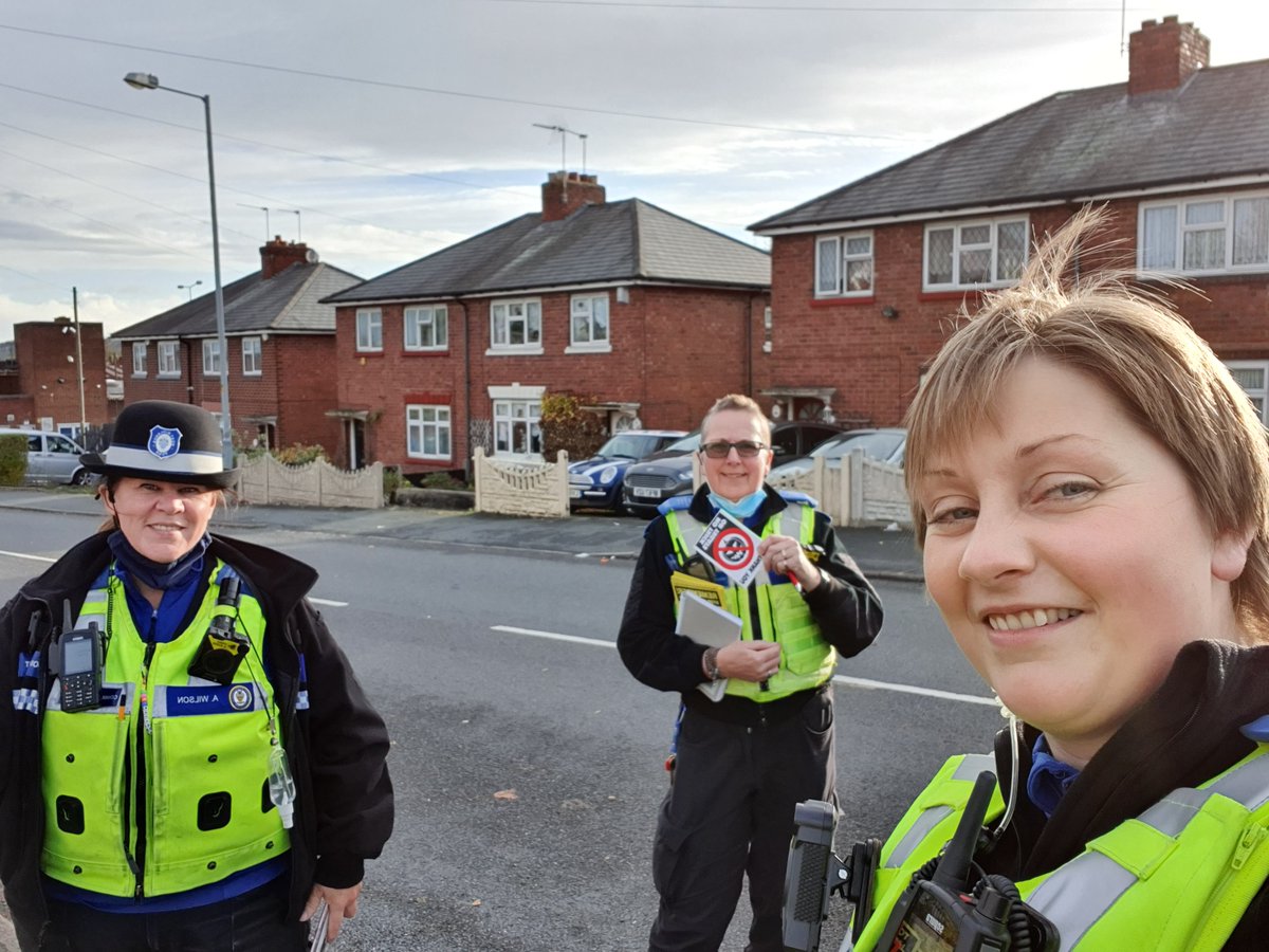 OldburyWMP's tweet photo. Oldbury PCSO's offering crime prevention advice and handing out cards to deter unwanted visitors #mischiefweek https://t.co/z5icQLZzu9