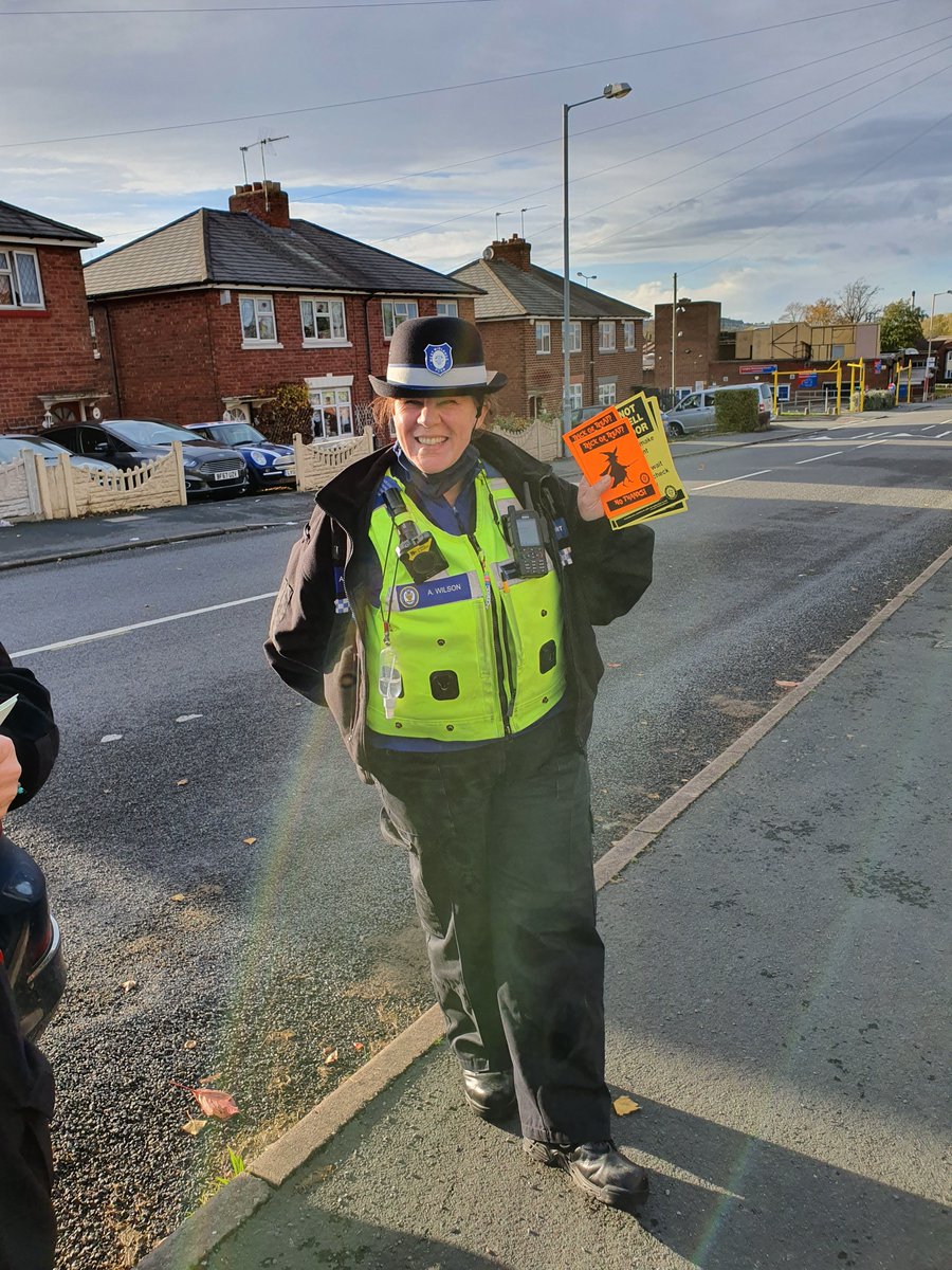 OldburyWMP's tweet photo. Oldbury PCSO's offering crime prevention advice and handing out cards to deter unwanted visitors #mischiefweek https://t.co/z5icQLZzu9