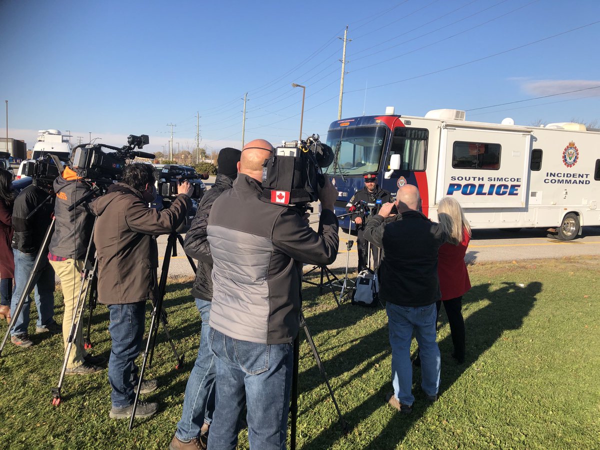 CityPamS's tweet photo. Sgt Dave Phillips from South Simcoe Police updating the media this afternoon on the search for 15 year old Siem Zerezghi, missing since Friday night. ⁦@CityNews⁩ https://t.co/40feMGTyal