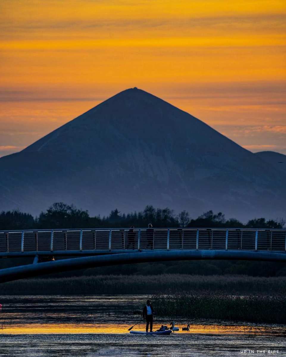 UpInTheEire_'s tweet image. Autumn sunset in Castlebar. Walks around Lough Lannagh and paddle boarding with the swans! @MayoDotIE @discoverirl @wildatlanticway @lovecastlebar