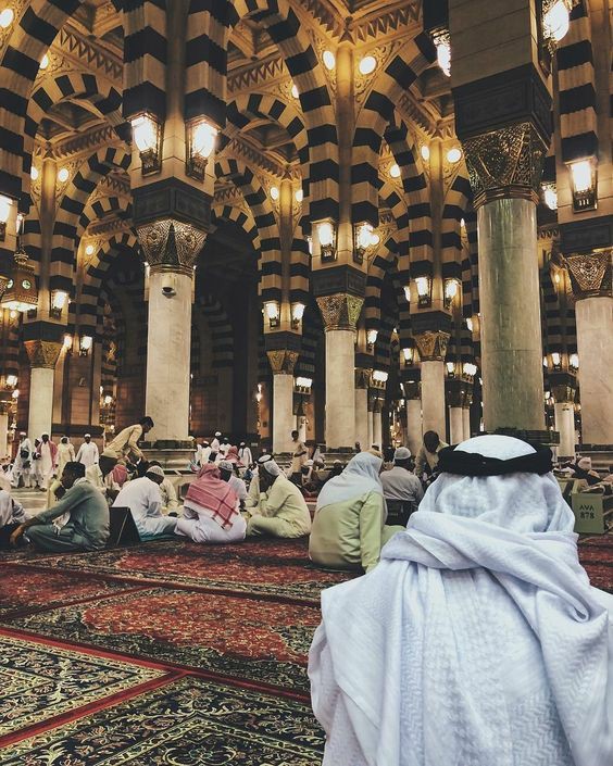 Biri geldi ve "Muhammed hanginiz?" dedi. Devamı önemli değil. Arkadaşlarıyla otururken tanınmayan bir mütevazi Peygamber. Sen ne güzeldin!