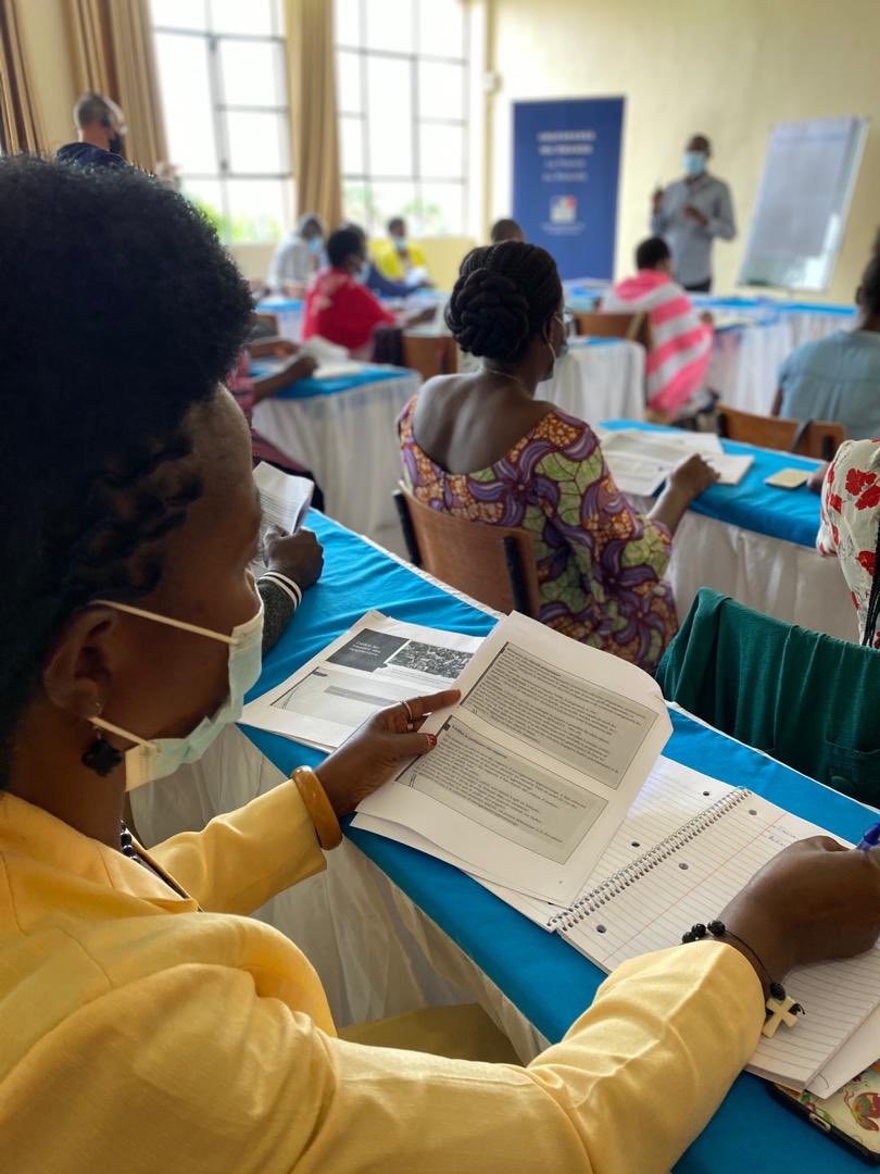 ambafrancerwa's tweet photo. Les professeurs de français au #Rwanda ont leur association : le Rassemblement des Enseignants de Français au Rwanda. Avec @REBRwanda &amp; @ambafrancerwa le #REFR forme 30 enseignants de Kigali sur :
👉Les niveaux du #CECRL
👉La perspective actionelle
👉La littérature jeunesse https://t.co/riV0p8WPJq