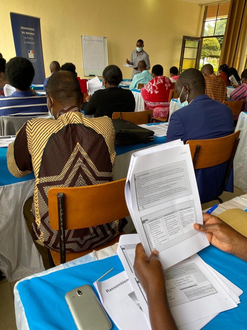 ambafrancerwa's tweet photo. Les professeurs de français au #Rwanda ont leur association : le Rassemblement des Enseignants de Français au Rwanda. Avec @REBRwanda &amp; @ambafrancerwa le #REFR forme 30 enseignants de Kigali sur :
👉Les niveaux du #CECRL
👉La perspective actionelle
👉La littérature jeunesse https://t.co/riV0p8WPJq