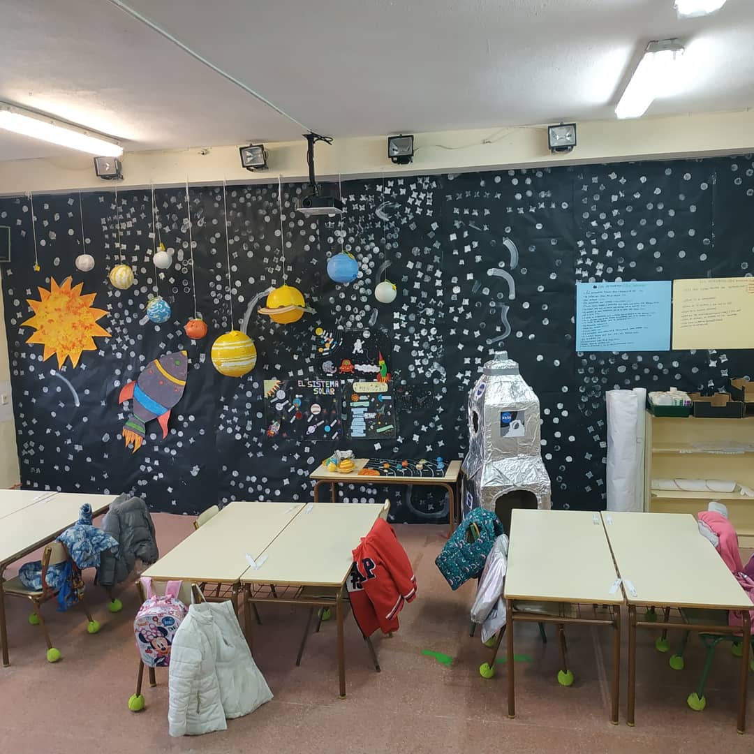 CarmenCondeAlc's tweet photo. MENUDO CAMBIO NUESTRO TEATRO!!🎭 La nueva clase de 5años ha quedado preciosa.¡Los peques están encantados! 🤗 Aquí tenéis unas fotos de la asamblea, del trabajo en mesa el proyecto y rincones. ¿Os gusta la nueva clase?😉 #colegiopúblico #alcorcóneduación #clasemolona💫 https://t.co/EWwrS2gWnG