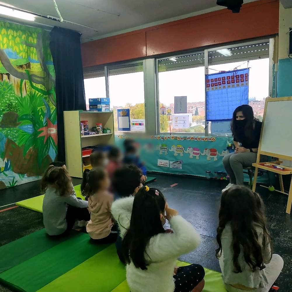 CarmenCondeAlc's tweet photo. MENUDO CAMBIO NUESTRO TEATRO!!🎭 La nueva clase de 5años ha quedado preciosa.¡Los peques están encantados! 🤗 Aquí tenéis unas fotos de la asamblea, del trabajo en mesa el proyecto y rincones. ¿Os gusta la nueva clase?😉 #colegiopúblico #alcorcóneduación #clasemolona💫 https://t.co/EWwrS2gWnG