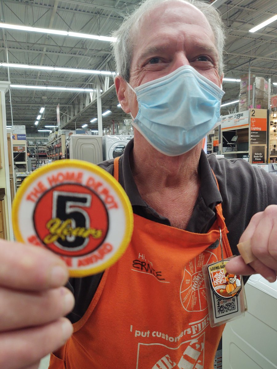 JCochrane333's tweet photo. Here's Ernie celebrating his 5 year homerversary.  Thank you for all you do man, and enjoy that third vacation week....you earned it.  @AValkavitch @JasonArigoni @NicoletteH17 @homedepotjennb https://t.co/vtVXgin2LT
