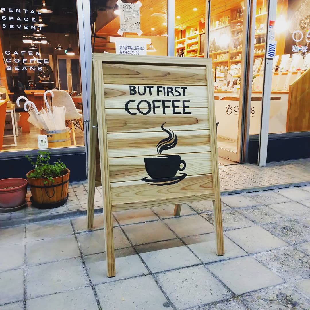 今日は看板をスタッフで描きました。土台は大工さんが好意で作ってくれ