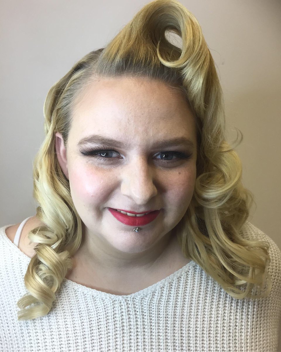 Loved doing this vintage hair and makeup for the beautiful birthday girl Mel today! ❤️✨

#makeupartist #makeup #mua #hmua #hairstylist #vintage #vintagehair #vintagemakeup #1950s #vintagemakeover #blondebombshell #northamptonmua #northampton #curls #thepowderpuffparlour