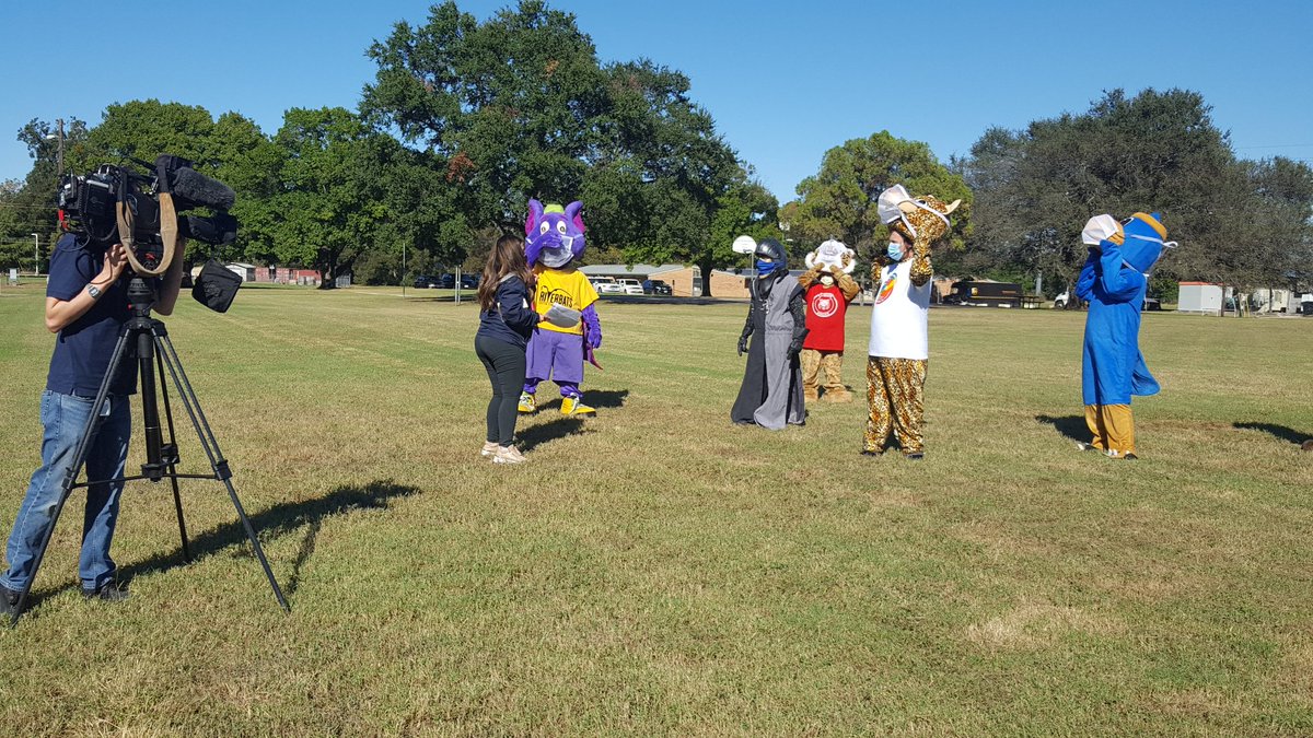 MarquezEducator's tweet photo. @ElSunsetValley mascot being filmed today. So much fun! https://t.co/VYVqTGpIJX