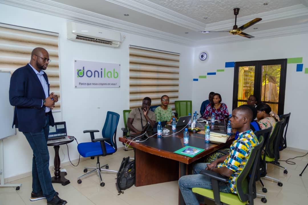 ConstruireLe's tweet photo. Démarrage des activités de formations pour renforcer les capacités des bénéficiaires du programme #ConstruireleMali à Donilab ce mercredi 28 octobre 2020.
La formation animée par Me Mamadou Coulibaly avait pour thème "Obligations légales et fiscales applicables à l'entreprise". https://t.co/gxQATSoubQ