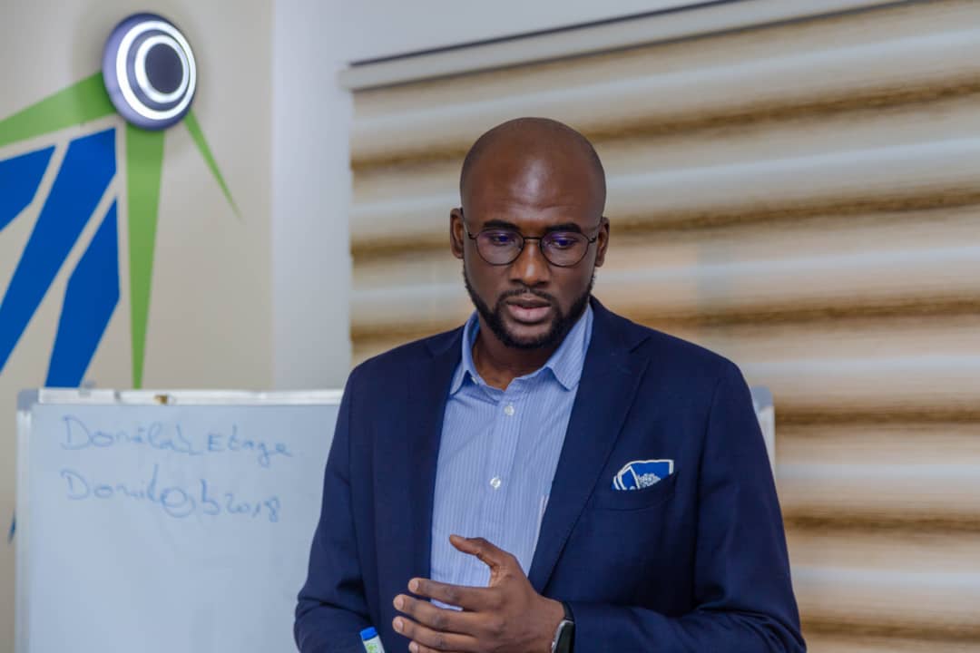 ConstruireLe's tweet photo. Démarrage des activités de formations pour renforcer les capacités des bénéficiaires du programme #ConstruireleMali à Donilab ce mercredi 28 octobre 2020.
La formation animée par Me Mamadou Coulibaly avait pour thème "Obligations légales et fiscales applicables à l'entreprise". https://t.co/gxQATSoubQ