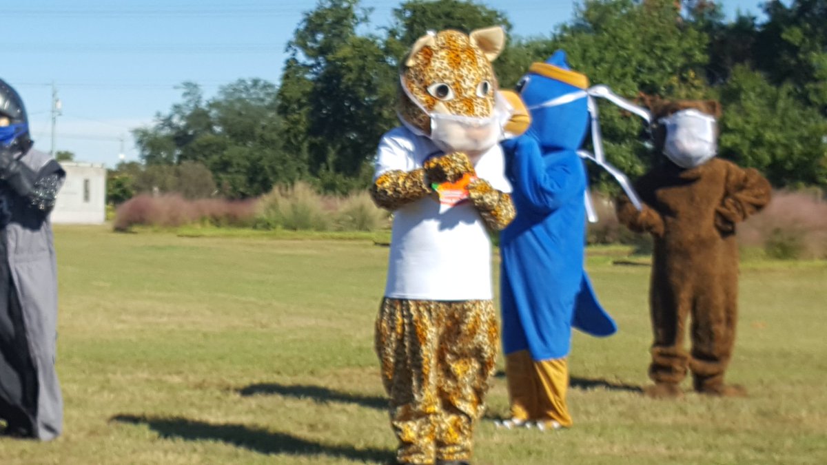MarquezEducator's tweet photo. @ElSunsetValley mascot being filmed today. So much fun! https://t.co/VYVqTGpIJX