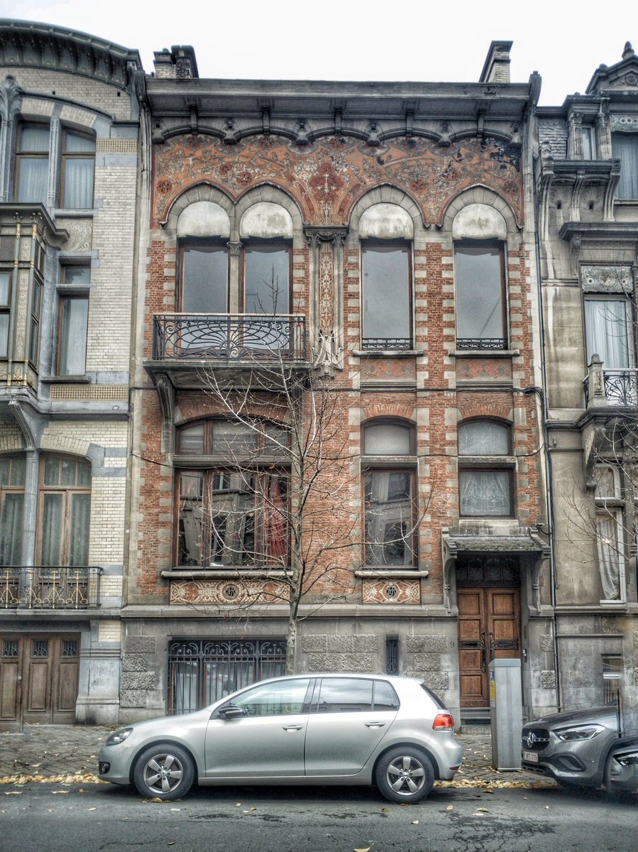 Meanwhile, behind the town hall and in the side streets, away from the municipality's golden-age cheese dreams... the white heat of art nouveau. Henri Jacobs, for himself in 1899. Today and when just built.