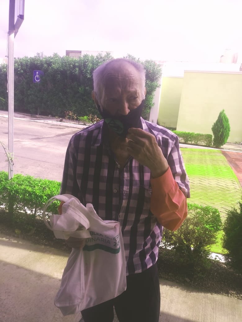 Éste señor está perdido y no puede regresar a su casa por favor si alguien lo conoce. Lo tienen en la entrada de gran Santa Fe ⁦<a href="/HechosQroo/">Hechos Meridiano Quintana Roo</a>⁩