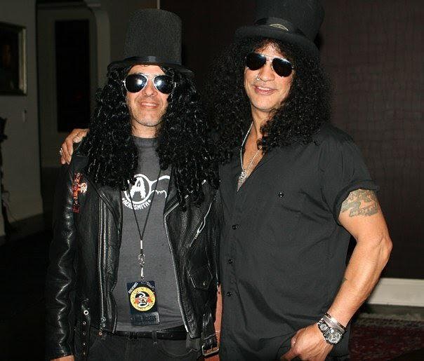 slashworldarg's tweet photo. #slashfamilyfriends 

@slash junto a Marc "Slash" Canter, su viejo amigo dueño de @canters_deli 

🤘🎩🇦🇷

#slash #marccanter #deli #tophat #friends #amigos #family #familia https://t.co/hNYKv7Z5Hz
