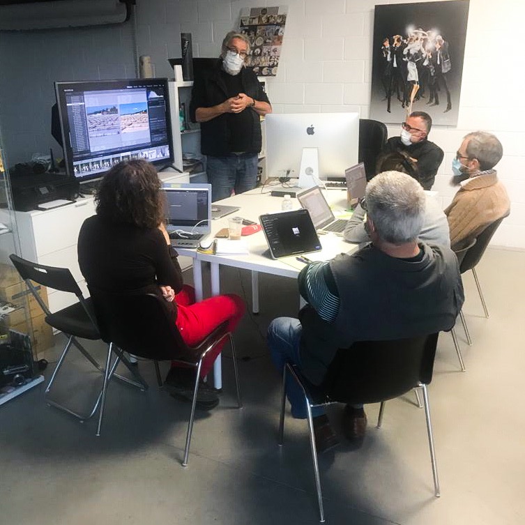 GlimpseStudioMD's tweet photo. Formación y diversión van de la mano en The Glimpse Studio. #lightroom #cursodelightroom #adobe #adobelightroom #fotografia #edicion #cursodeedicion #estudio #photostudio #alquilerdeestudio #alquilerdeespacio #flash #iluminacion #cursofoto #cursodefotografia #cursodeiluminacion https://t.co/v6LtPzLx6R
