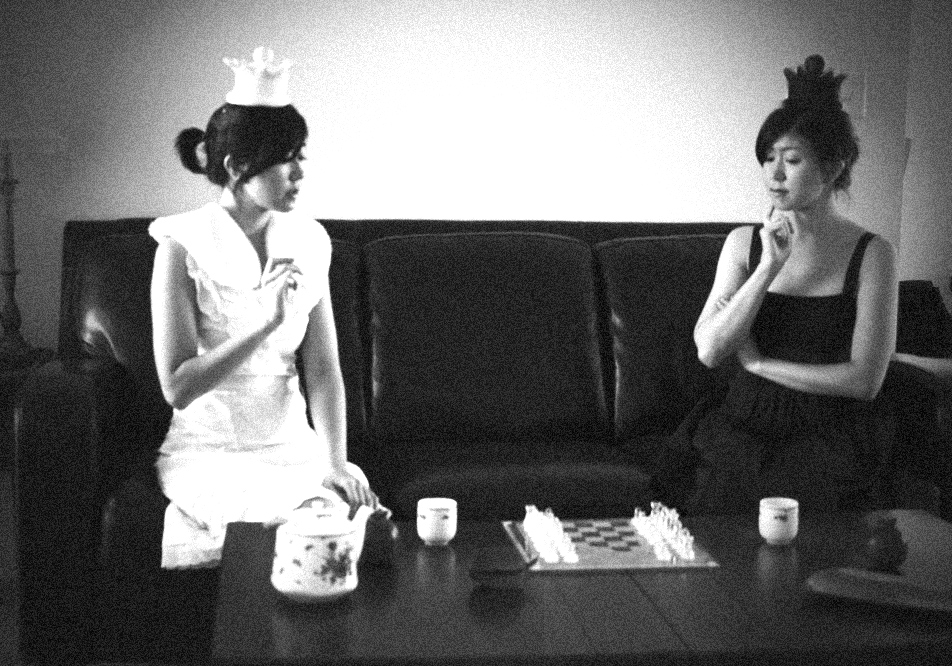 halloween 2009, black and white chess queens