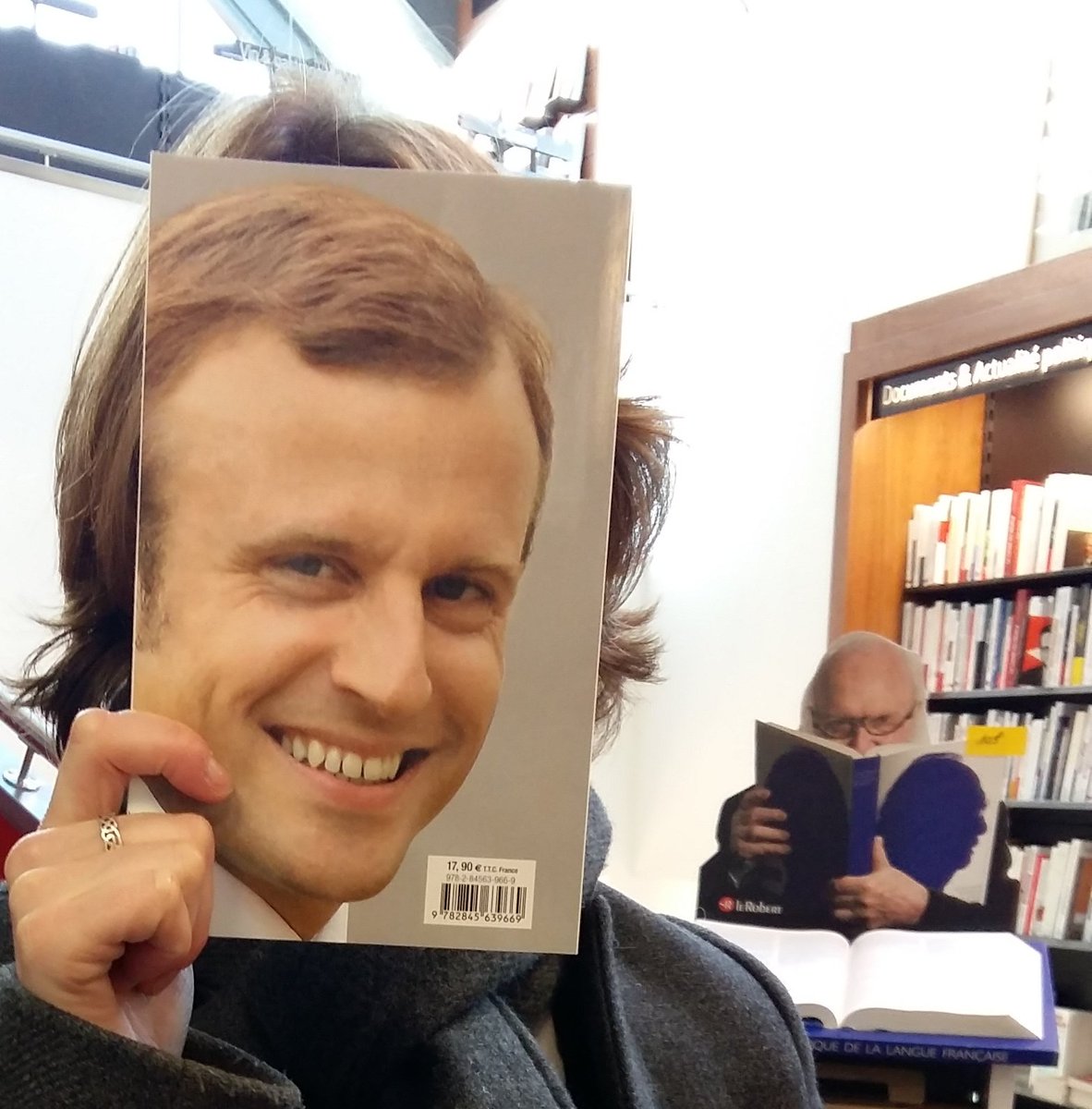 valehemon's tweet photo. Photo de profil qui rend hommage au linguiste #AlainRey
#SecondPlan #LeRobert @LeRobert_com https://t.co/2TaiI5H8vf