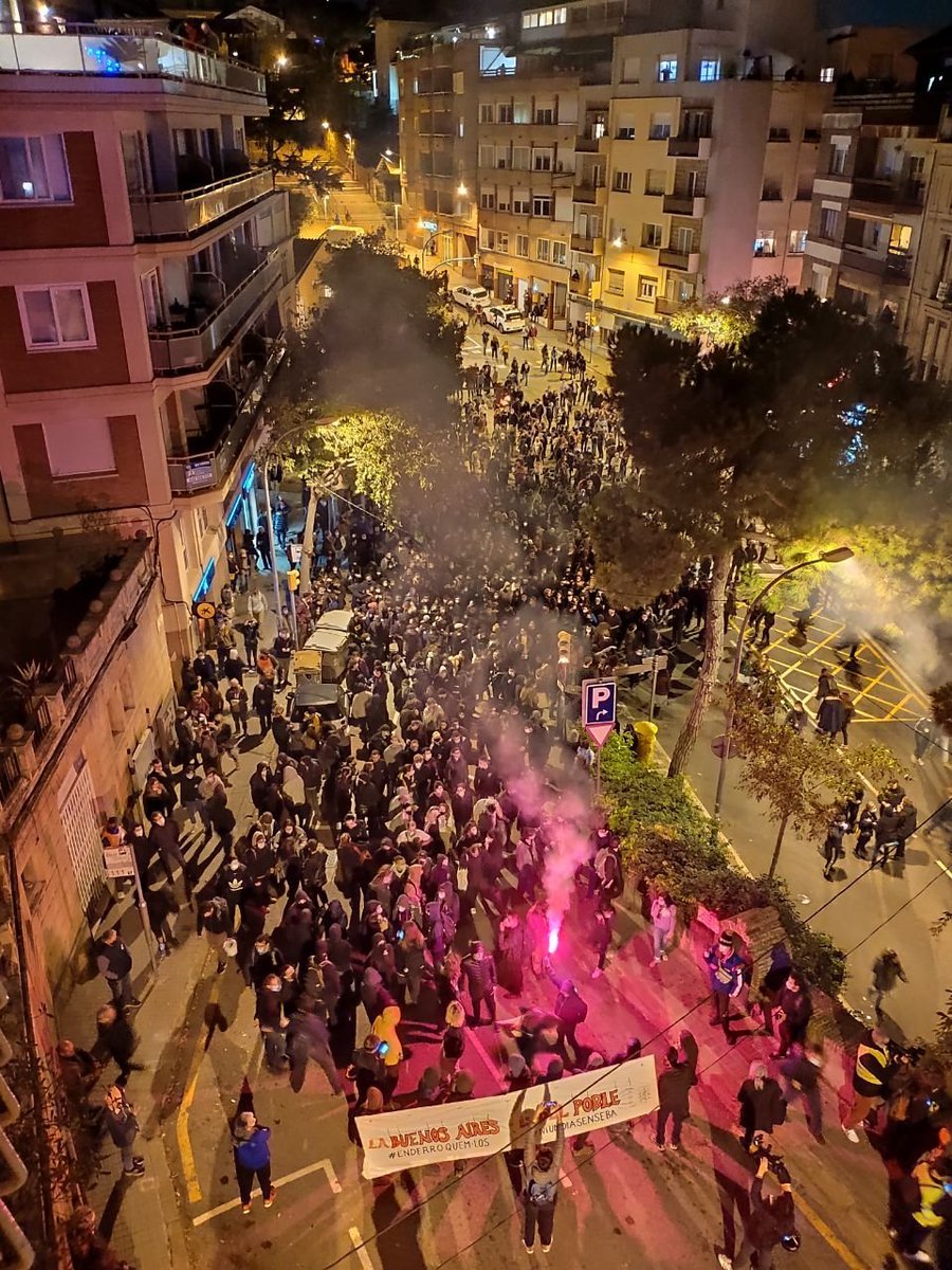 labuenosaires__'s tweet photo. DESCONVOQUEM

❌ Hem viscut una jornada de lluita amb repressió, càrregues, mossos no identificats, ferits i periodistes privats de fer la seva feina

💜 Xò tb hem vist un poble alçat, no tenim paraules per agrair tota la solidaritat!

💥 Recordeu, @labuenosaires__ és del poble! https://t.co/SbbO6mBrgS