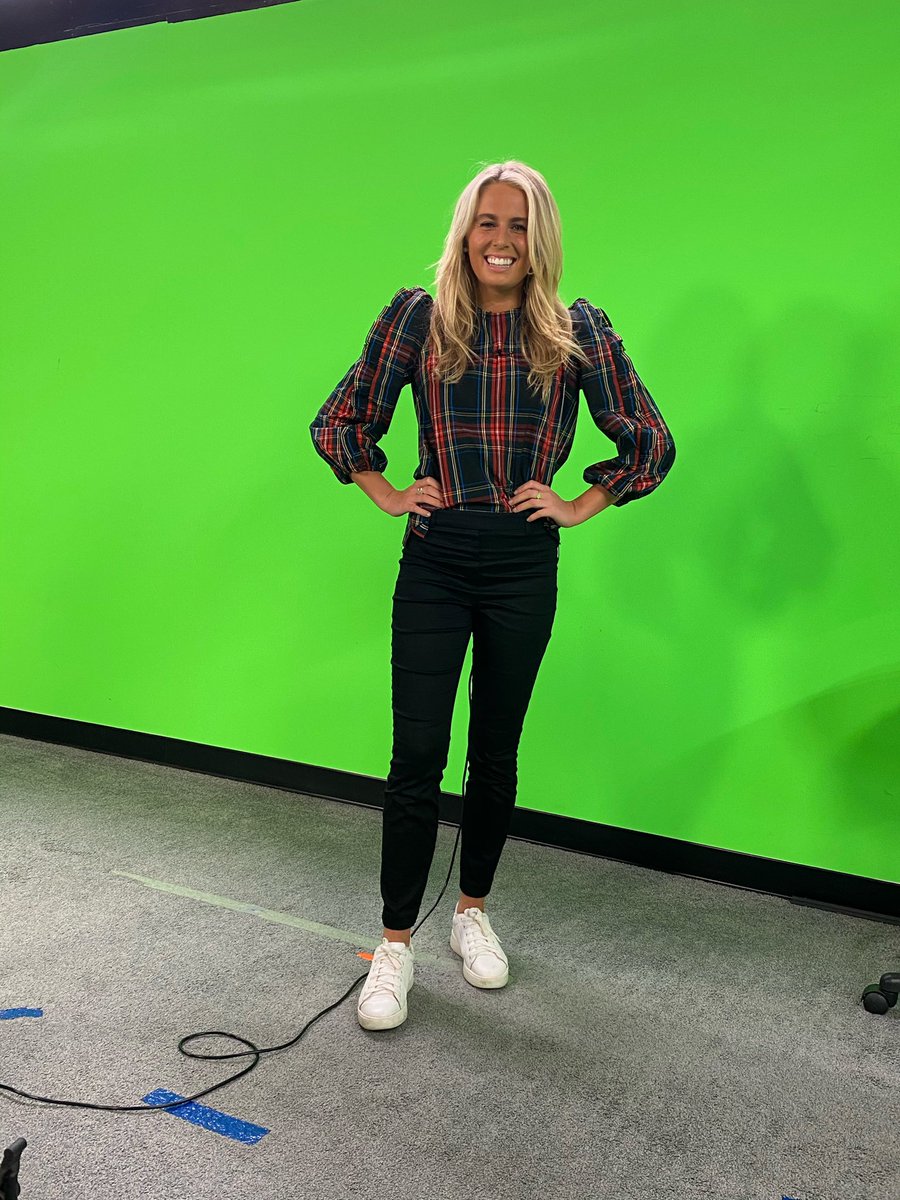 lexibowden_'s tweet photo. What you think it looks like vs. what it really looks like π #greenscreenprobs https://t.co/SWix4nTL7b