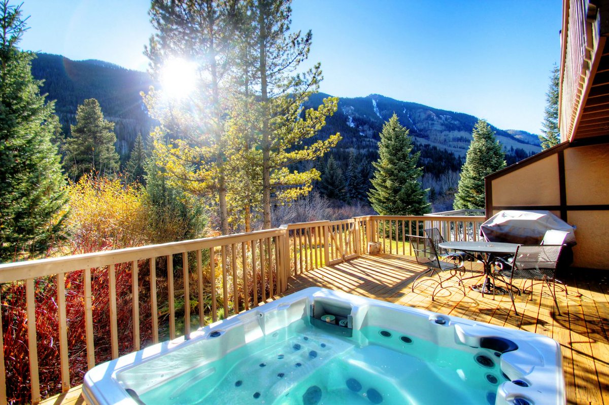 SkyRunVail's tweet photo. Enjoy this cozy creekside townhome with a large deck, built-in, private European hot tub, and a grill overlooking the Vail Mountains. Just minutes walk to the free shuttle to Vail Ski Area! https://t.co/d8FrGs2pkG https://t.co/p5sKIFc1Nb