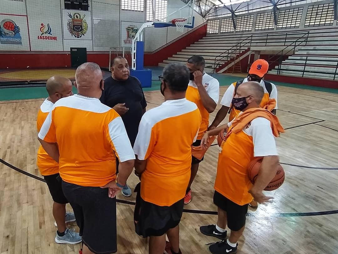 bucanerosbbc's tweet photo. Primera sesión de entrenamiento en la isla... #LaMaquinariaNaranja se sigue preparando para la @superligaven 2020.
#LaNuevaEra #VamosAJugar #SLB2020 #SomosDeLaGuaira https://t.co/ucxU20RdAF