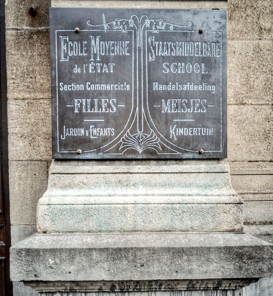 It's solid classical stodge for the 1899 girls school in the same side street just outside the Flanders zone. Henri Jacobs would go on to build spectacular art nouveau schools elsewhere in Schaerbeek but here the hutsepot of style is restricted to the lovely original sign.