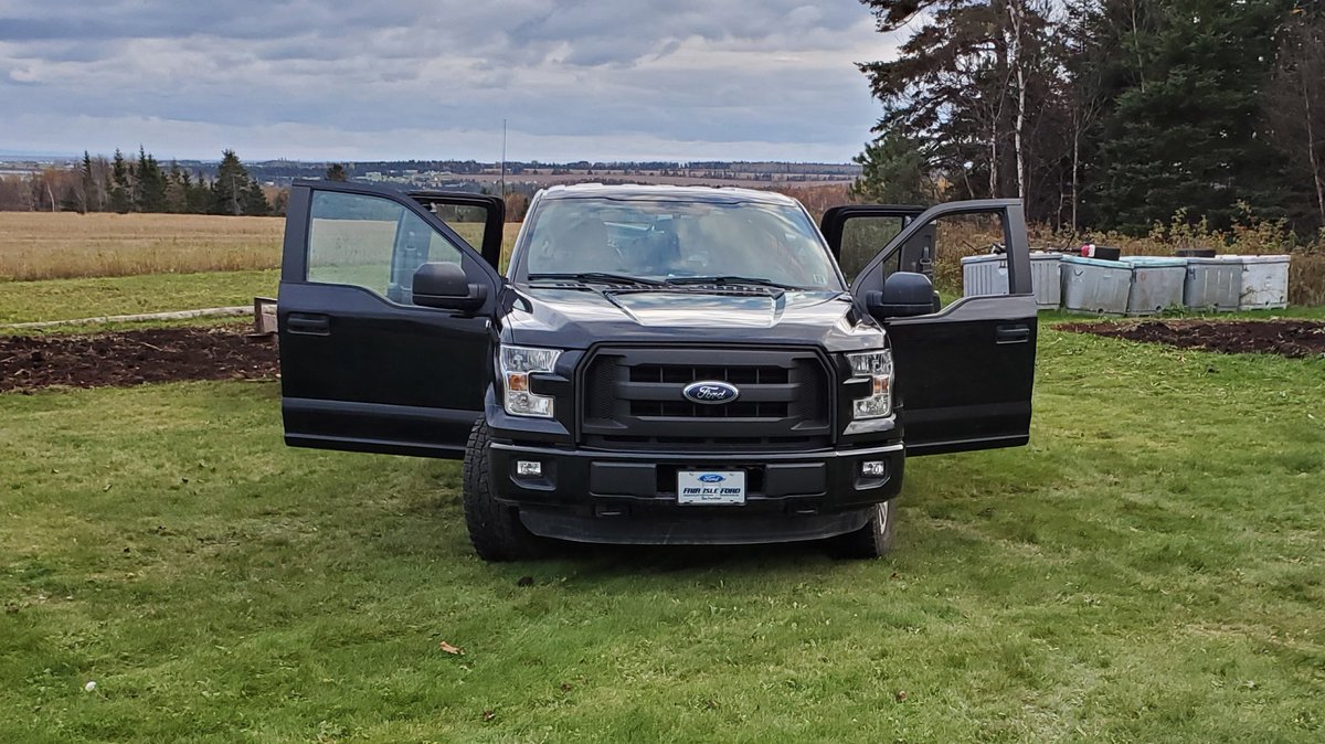 Riverratt's tweet photo. "Here we see a young F-150 spreading its plumage in an attempt to attract a mate"

"It is unsuccessful in its attempt" https://t.co/UqYYHvtPUe