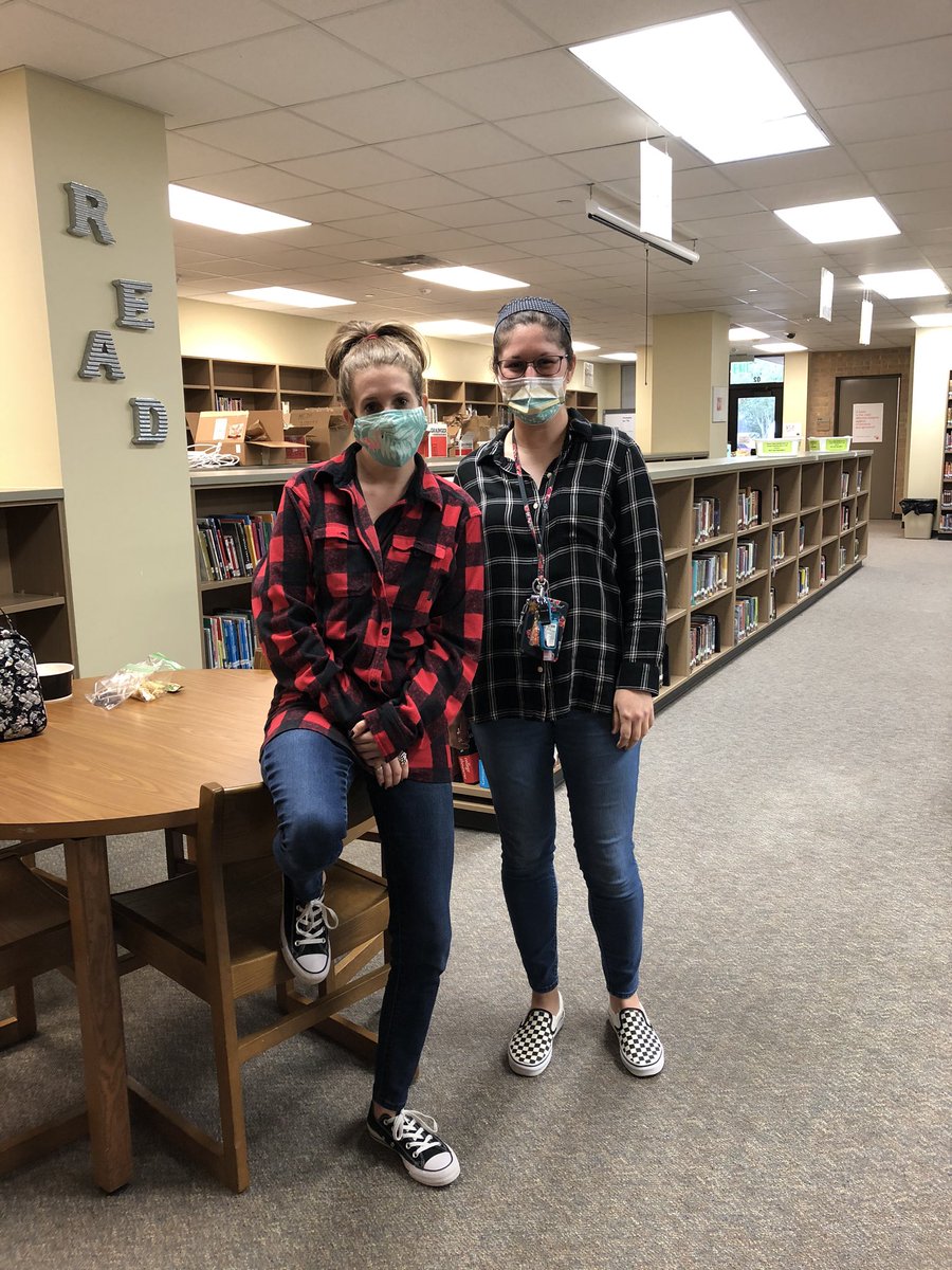 MsMillerTheRea1's tweet photo. Plaid is cool...drugs are not! #saynotodrugs #RedRibbonWeek2020 #maydeusproud @PrincipalPaz @MCJHGators @ashirani_5 https://t.co/XlxFhL8Ur5